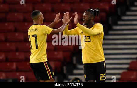 La Belgique célèbre Michy Batshuayi marquant son quatrième but du côté du jeu avec son coéquipier Youri Tielemans pendant l'International Friendly à Hampden Park, Glasgow. Banque D'Images