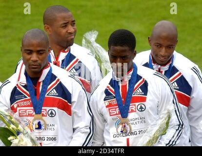 Darren Campbell (arrière gauche), en Grande-Bretagne, regarde Mark Lewis Francis (gauche), Dwain Chambers (avant droit) et Marlon Devonish, qui montrent leurs médailles après avoir remporté la médaille d'or dans le relais 4x100m lors des championnats d'athlétisme européens de Göteborg, en Suède. Banque D'Images