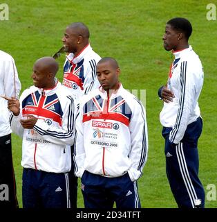 Darren Campbell (avant droit) en Grande-Bretagne avec Mark Lewis Francis (arrière gauche), Dwain Chambers (droite) et Marlon Devonish lors de la cérémonie de médaille après avoir remporté l'or dans le relais 4x100m lors des championnats d'athlétisme européens à Göteborg, en Suède. Banque D'Images