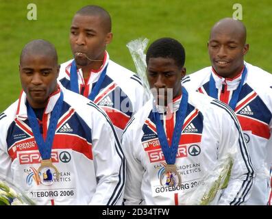 Darren Campbell (arrière gauche), en Grande-Bretagne, regarde Mark Lewis Francis (gauche), Dwain Chambers (avant droit) et Marlon Devonish, qui montrent leurs médailles après avoir remporté la médaille d'or dans le relais 4x100m lors des championnats d'athlétisme européens de Göteborg, en Suède. Banque D'Images