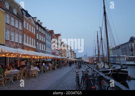 Copenhague, Europe, promenade de Nyhavn avec restaurants, navires et maisons Banque D'Images