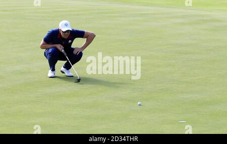 Henrik Stenson de l'équipe Europe s'aligne sur un putt lors du match des Foursomes le premier jour de la Ryder Cup au Golf National, Saint-Quentin-en-Yvelines, Paris.APPUYEZ SUR ASSOCIATION photo.Date de la photo : vendredi 28 septembre 2018.Voir PA Story Golf Ryder.Le crédit photo devrait se lire comme suit : Gareth Fuller/PA Wire.RESTRICTIONS : l'utilisation est soumise à des restrictions.Utilisation éditoriale écrite uniquement.Aucune utilisation commerciale. Banque D'Images