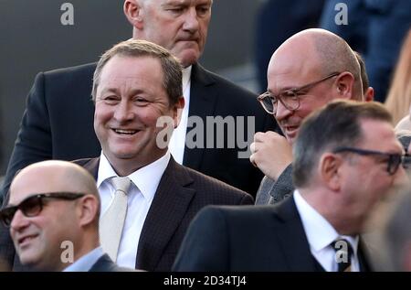 Mike Ashley, propriétaire de Newcastle United (à gauche), et Lee Charnley, réalisateur, dans les tribunes lors du match de la Premier League à St James' Park, Newcastle. Banque D'Images