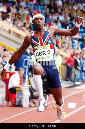 Le Phillips Idowu de Grande-Bretagne remporte le triple saut lors de l'Union internationale de Norwich, au stade Alexander, à Birmingham. Banque D'Images