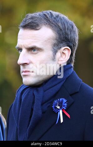 Le président français Emmanuel Macron assiste à une cérémonie de pose de couronne au mémorial Thiepval d'Authuille, en France. Banque D'Images