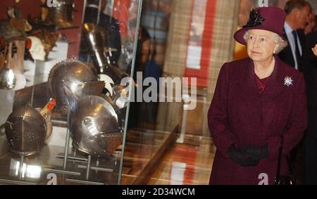 La reine Elizabeth II de Grande-Bretagne lors d'une visite à la galerie d'art et au musée Kelvingrove à Glasgow après sa rénovation de 28 millions de livres sterling. Banque D'Images