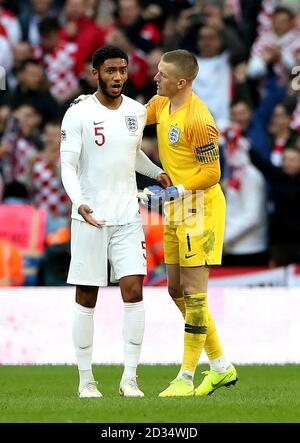 Le gardien de but d'Angleterre Jordan Pickford (à droite) avec le gardien de but d'Angleterre Joe Gomez (à gauche) pendant la Ligue des Nations de l'UEFA, le match du Groupe A4 au stade Wembley, à Londres. Banque D'Images