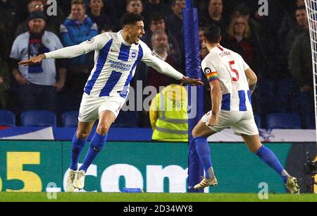 Brighton & Hove Albion Leon Balogun (à gauche) célèbre marquant son deuxième but de côtés du jeu pendant le match à la Premier League stade de l'AMEX, Brighton. Banque D'Images