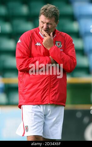 L'entraîneur du pays de Galles John Toshack lors d'une session d'entraînement à Jenner Park, Barry. Banque D'Images