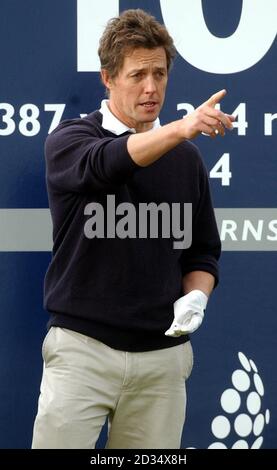 Hugh Grant pendant le championnat Dunhill Links au parcours de golf de Kingsbarns, Fife. Banque D'Images