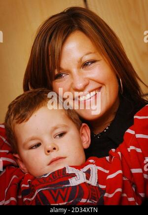 Paula Smith et son fils Jordan, quatre ans, assistent à une conférence de presse à l'hôtel Palace de Peterhead, en Écosse, après que son mari, Paul, ait été libéré après avoir été pris en otage au Nigeria. Banque D'Images