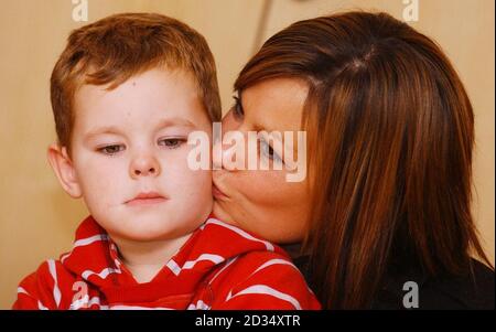 Paula Smith et son fils Jordan, quatre ans, assistent à une conférence de presse à l'hôtel Palace de Peterhead, en Écosse, après que son mari, Paul, ait été libéré après avoir été pris en otage au Nigeria. Banque D'Images