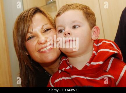Paula Smith et son fils Jordan, quatre ans, assistent à une conférence de presse à l'hôtel Palace de Peterhead, en Écosse, après que son mari, Paul, ait été libéré après avoir été pris en otage au Nigeria. Banque D'Images