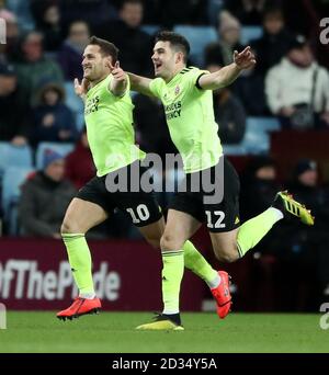 Sharp's Billy Sheffield United (à gauche) célèbre marquant son but premier du côté du jeu au cours de la Sky Bet Championship match à Villa Park, Birmingham. Banque D'Images