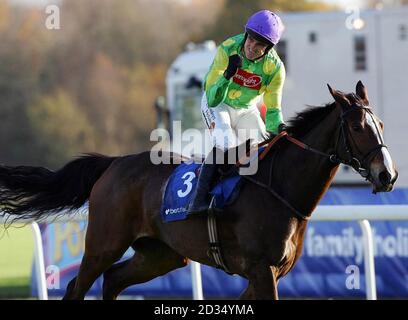 Kauto Star, monté par Ruby Walsh, remporte le Betfair Chase à l'hippodrome de Haydock. Banque D'Images