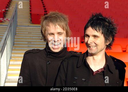 Matt Bellamy et Chris Wolstone de Muse, qui sont l'un des premiers groupes à annoncer la date d'un concert au nouveau stade de Wembley, lors d'une conférence de presse au stade de Wembley à Londres. Banque D'Images