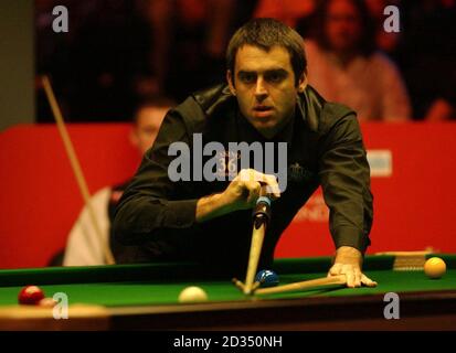 Ronnie O'Sullivan en Angleterre contre Stephen Hendry en Écosse lors des championnats de snooker de Maplin au York Barbican Center, à York. Banque D'Images