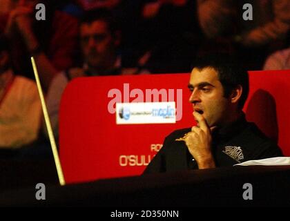 Ronnie O'Sullivan d'Angleterre lors du match de Moplin UK Snooker Championship contre Stephen Hendry d'Écosse au York Barbican Center, York. Banque D'Images