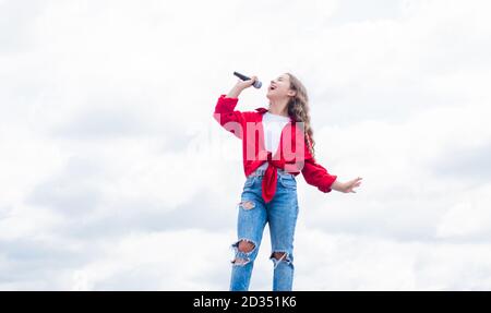 L'enfant Chante Avec Le Micro. Gestionnaire D'événements Joyeux. L'enfant  S'amuse À La Fête. Chanteur Heureux Avec Microphone. Fille Qui Chante.  Concept D'école Vocale. Club De Karaoké. La Musique C'est Ma Vie. Tout