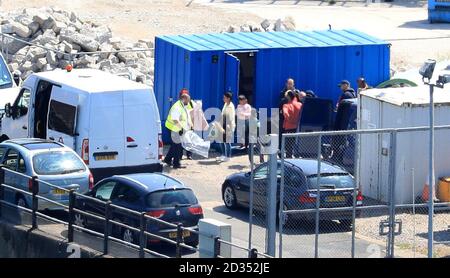 Processus de travail à la frontière de migrants soupçonnés de Dover, Kent, après qu'ils ont été recueillis à partir de petits bateaux dans le chenal, tôt le mardi matin. Banque D'Images