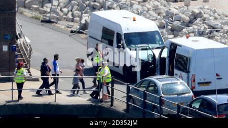 Processus de travail à la frontière de migrants soupçonnés de Dover, Kent, après qu'ils ont été recueillis à partir de petits bateaux dans le chenal, tôt le mardi matin. Banque D'Images