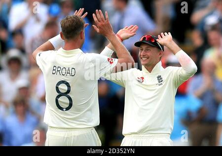 Stuart Broad (à gauche), en Angleterre, célèbre le match de cricket de Tim Paine (non représenté) en Australie avec Joe Root lors du premier jour du match du Ashes Test à Edgbaston, Birmingham. Banque D'Images