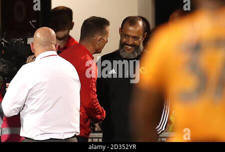 Croisés manager Stephen Baxter (à gauche) et Wolverhampton Wanderers manager Nuno Espirito Santo (à droite) après le coup de sifflet final au cours de l'UEFA Europa League deuxième tour de qualification deuxième jambe à la mer, de Belfast. Banque D'Images