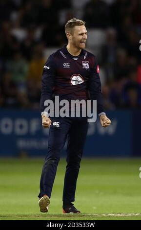 Le Northamptonshire Steelbacks Graeme White célèbre le guichet de Durham Jack Burnham Jets au cours de l'explosion de vitalité T20 match à la masse, comté de Northampton. Banque D'Images