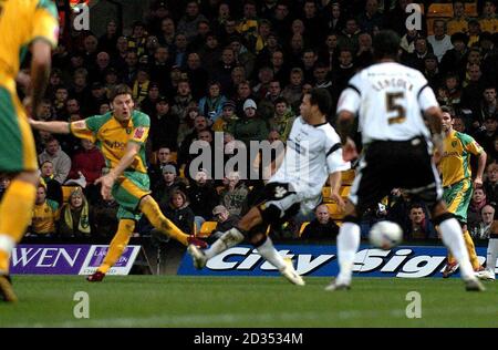 Chris Martin de Norwich City (à gauche) a obtenu des scores lors du match du championnat de football Coca-Cola à Carrow Road, Norwich. Banque D'Images