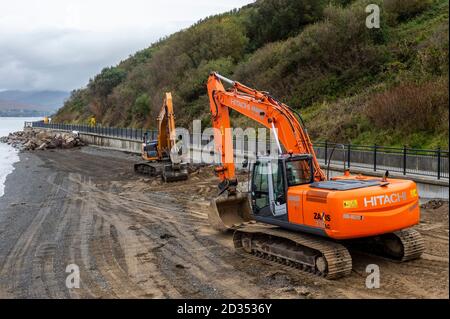 Bantry, West Cork, Irlande. 7 octobre 2020. Le Conseil du comté de Cork a signé des travaux de réparation du mur de la mer sur la passerelle Beicin à Bantry après que certaines parties du mur ont commencé à s'effriter par les mauvais temps récents. Les excavateurs à chenilles placent des roches lourdes sur la plage pour tenter d'empêcher la corrosion supplémentaire de la passerelle populaire. Crédit : AG News/Alay Live News Banque D'Images