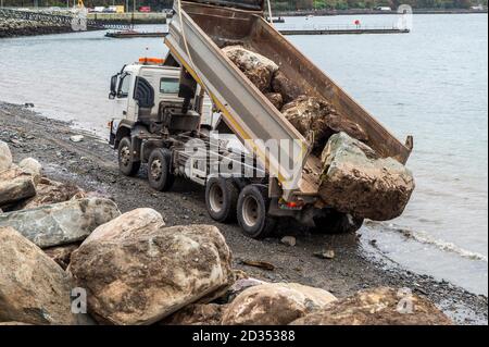 Bantry, West Cork, Irlande. 7 octobre 2020. Le Conseil du comté de Cork a signé des travaux de réparation du mur de la mer sur la passerelle Beicin à Bantry après que certaines parties du mur ont commencé à s'effriter par les mauvais temps récents. Les excavateurs à chenilles placent des roches lourdes sur la plage pour tenter d'empêcher la corrosion supplémentaire de la passerelle populaire. Crédit : AG News/Alay Live News Banque D'Images