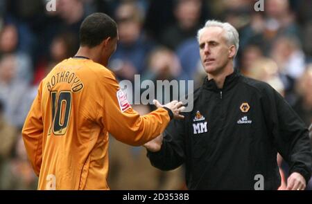 Jay Bothroyd de Wolverhampton Wanderers serre la main avec son Manager Mick McCarthy après le match. Banque D'Images