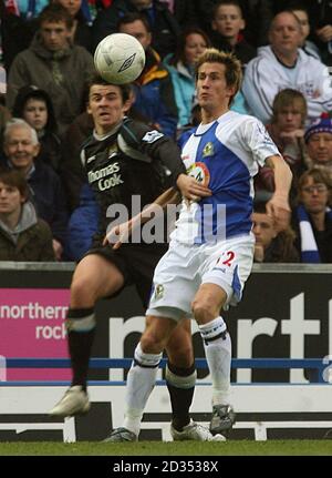 Joey Barton de Manchester City (à gauche) et Morten Gamst Pedersen de Blackburn Rovers se disputent le ballon. Banque D'Images