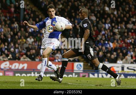 Sylvain Distin (à droite) de Manchester City et Matt Derbyshire de Blackburn Rovers se disputent le ballon. Banque D'Images