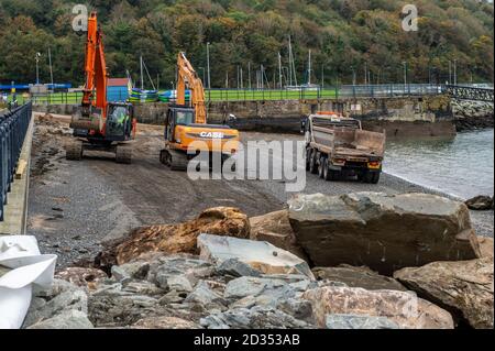 Bantry, West Cork, Irlande. 7 octobre 2020. Le Conseil du comté de Cork a signé des travaux de réparation du mur de la mer sur la passerelle Beicin à Bantry après que certaines parties du mur ont commencé à s'effriter par les mauvais temps récents. Les excavateurs à chenilles placent des roches lourdes sur la plage pour tenter d'empêcher la corrosion supplémentaire de la passerelle populaire. Crédit : AG News/Alay Live News Banque D'Images