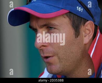 Le capitaine d'Angleterre Michael Vaughan parle lors d'une conférence de presse à l'hôtel TEAM de Sainte-Lucie. Banque D'Images