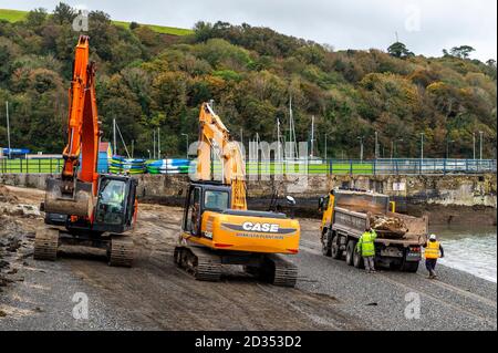 Bantry, West Cork, Irlande. 7 octobre 2020. Le Conseil du comté de Cork a signé des travaux de réparation du mur de la mer sur la passerelle Beicin à Bantry après que certaines parties du mur ont commencé à s'effriter par les mauvais temps récents. Les excavateurs à chenilles placent des roches lourdes sur la plage pour tenter d'empêcher la corrosion supplémentaire de la passerelle populaire. Crédit : AG News/Alay Live News Banque D'Images