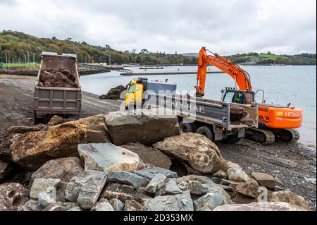 Bantry, West Cork, Irlande. 7 octobre 2020. Le Conseil du comté de Cork a signé des travaux de réparation du mur de la mer sur la passerelle Beicin à Bantry après que certaines parties du mur ont commencé à s'effriter par les mauvais temps récents. Les excavateurs à chenilles placent des roches lourdes sur la plage pour tenter d'empêcher la corrosion supplémentaire de la passerelle populaire. Crédit : AG News/Alay Live News Banque D'Images