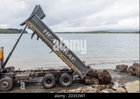 Bantry, West Cork, Irlande. 7 octobre 2020. Le Conseil du comté de Cork a signé des travaux de réparation du mur de la mer sur la passerelle Beicin à Bantry après que certaines parties du mur ont commencé à s'effriter par les mauvais temps récents. Les excavateurs à chenilles placent des roches lourdes sur la plage pour tenter d'empêcher la corrosion supplémentaire de la passerelle populaire. Crédit : AG News/Alay Live News Banque D'Images