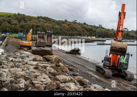 Bantry, West Cork, Irlande. 7 octobre 2020. Le Conseil du comté de Cork a signé des travaux de réparation du mur de la mer sur la passerelle Beicin à Bantry après que certaines parties du mur ont commencé à s'effriter par les mauvais temps récents. Les excavateurs à chenilles placent des roches lourdes sur la plage pour tenter d'empêcher la corrosion supplémentaire de la passerelle populaire. Crédit : AG News/Alay Live News Banque D'Images