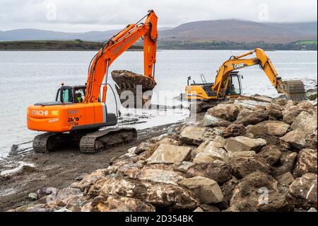 Bantry, West Cork, Irlande. 7 octobre 2020. Le Conseil du comté de Cork a signé des travaux de réparation du mur de la mer sur la passerelle Beicin à Bantry après que certaines parties du mur ont commencé à s'effriter par les mauvais temps récents. Les excavateurs à chenilles placent des roches lourdes sur la plage pour tenter d'empêcher la corrosion supplémentaire de la passerelle populaire. Crédit : AG News/Alay Live News Banque D'Images