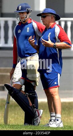 L'entraîneur d'Angleterre Duncan Fletcher (à droite) et le capitaine Michael Vaughan lors d'une session de filets au terrain de sports de police de Bridgetown, à la Barbade. Banque D'Images