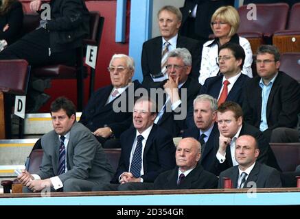 Doug Ellis, ancien président de la Villa aston (au centre à gauche) Président actuel Randy Lerner (deuxième en partant du bas et à droite) Et l'ancien directeur Ron Saunders (en bas à droite) dans les supports Banque D'Images