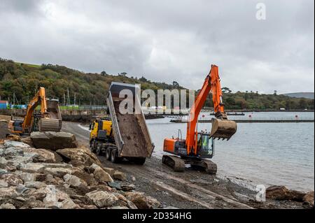 Bantry, West Cork, Irlande. 7 octobre 2020. Le Conseil du comté de Cork a signé des travaux de réparation du mur de la mer sur la passerelle Beicin à Bantry après que certaines parties du mur ont commencé à s'effriter par les mauvais temps récents. Les excavateurs à chenilles placent des roches lourdes sur la plage pour tenter d'empêcher la corrosion supplémentaire de la passerelle populaire. Crédit : AG News/Alay Live News Banque D'Images