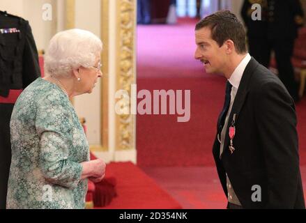 Edward 'Bear' Grylls de Ramsbury est fait un OBE (officier de l'ordre de l'Empire britannique) par la reine Elizabeth II à Buckingham Palace. Banque D'Images