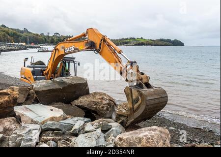 Bantry, West Cork, Irlande. 7 octobre 2020. Le Conseil du comté de Cork a signé des travaux de réparation du mur de la mer sur la passerelle Beicin à Bantry après que certaines parties du mur ont commencé à s'effriter par les mauvais temps récents. Les excavateurs à chenilles placent des roches lourdes sur la plage pour tenter d'empêcher la corrosion supplémentaire de la passerelle populaire. Crédit : AG News/Alay Live News Banque D'Images