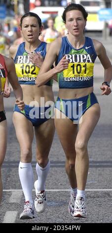 Jelena Prokopcuka (à droite), en Lettonie, remporte la deuxième place à JO Pavey (à gauche), en Angleterre, dans l'épreuve féminine de la course BUPA Great Edinburgh Run à Édimbourg. Banque D'Images