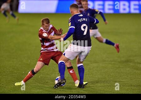 Oldham, Royaume-Uni. 06e octobre 2020. Danny Rowe d'Oldham Athletic et Brad Halliday de Doncaster Rovers lors du match du Trophée EFL entre Oldham Athletic et Doncaster Rovers à Boundary Park, Oldham, le mardi 6 octobre 2020. (Credit: Eddie Garvey | MI News) Credit: MI News & Sport /Alay Live News Banque D'Images