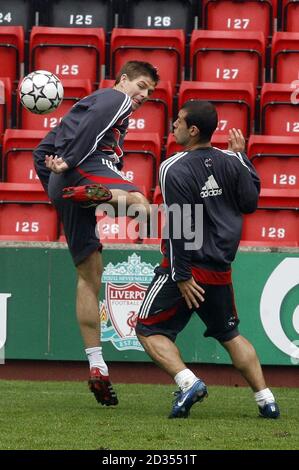 Le capitaine de Liverpool Steven Gerrard (à gauche) avec Javier Mascherano pendant une séance d'entraînement à Anfield, Liverpool. Banque D'Images