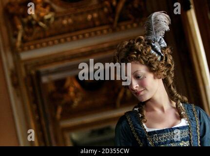 L'acteur Sophie Holland pose dans un costume datant de 1750 lors d'une nouvelle expérience de visiteur intitulée Blenheim Palace: The Untold Story, qui ouvre pour une soirée de prévisualisation dans le Grand Hall du Palais de Blenheim, Oxfordshire. Banque D'Images